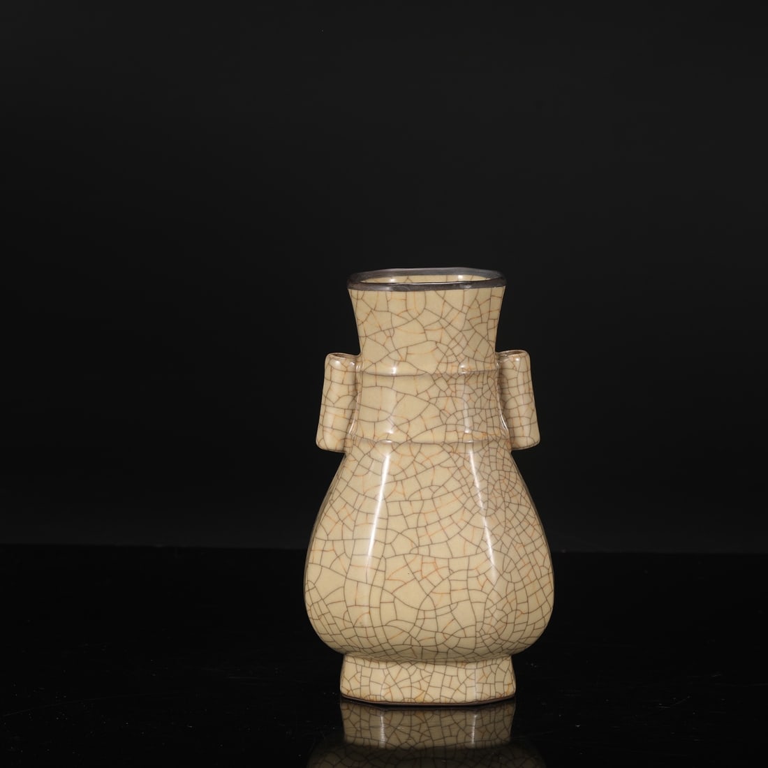 A Northern Song Dynasty Ge ware vase with a grayish-blue glaze and silver inlay, featuring an: Dimensions: Height 21 cm, Mouth diameter 9 cm, Belly diameter 12 cm.