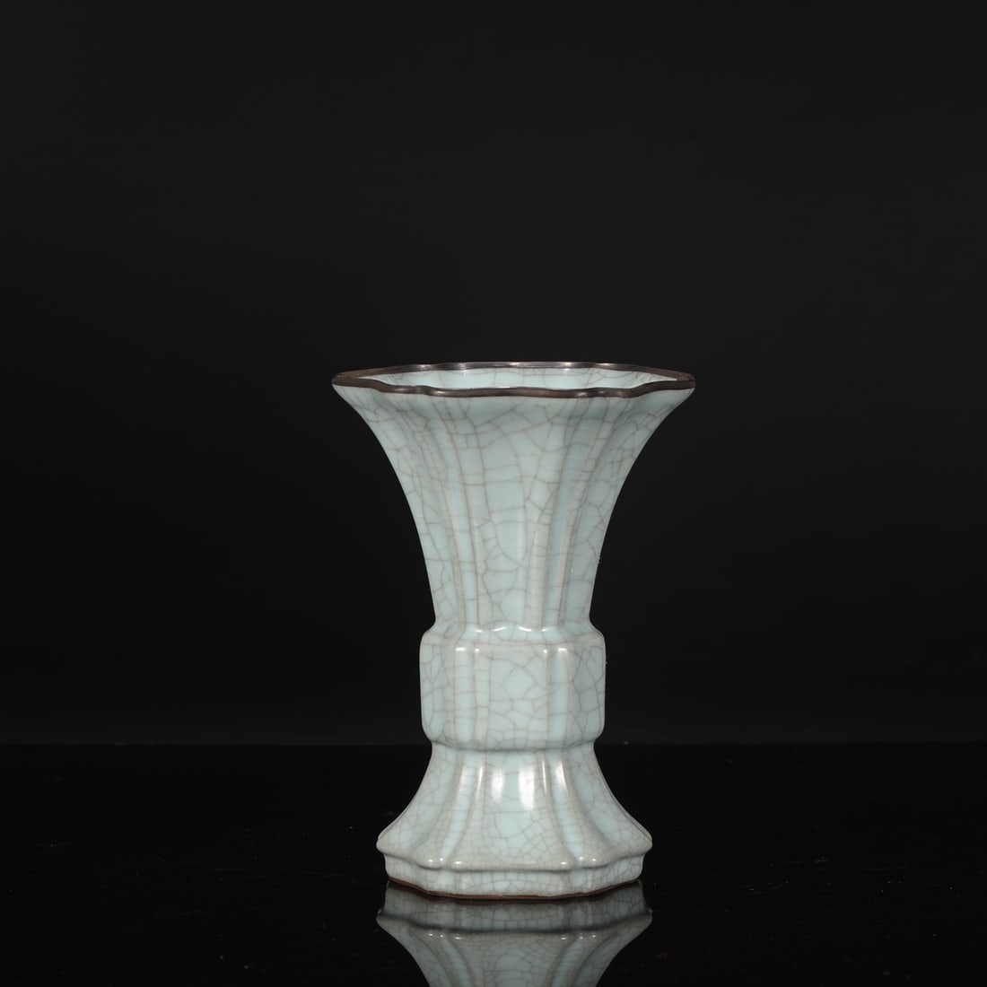 A Southern Song Dynasty official kiln celadon glaze with a silver-inlaid hexagonal floral design and: Dimensions: Height 21.5 cm, Mouth diameter 15 cm, Belly diameter 8 cm.