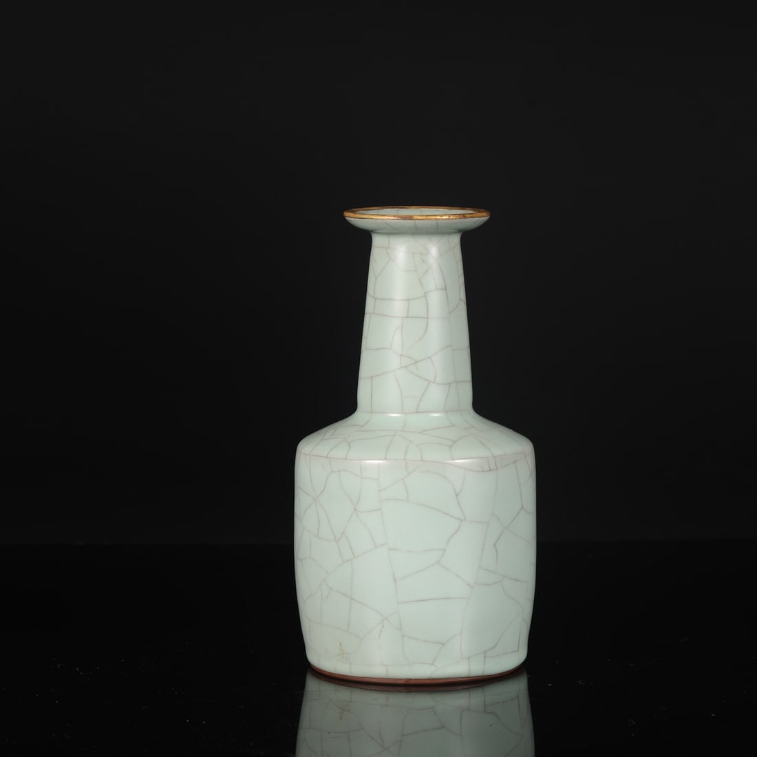 A Southern Song Dynasty official kiln celadon vase with gold-inlaid clasp, measuring 23 cm in: Dimensions: Height 23 cm, Mouth diameter 7 cm, Belly diameter 11.5 cm.