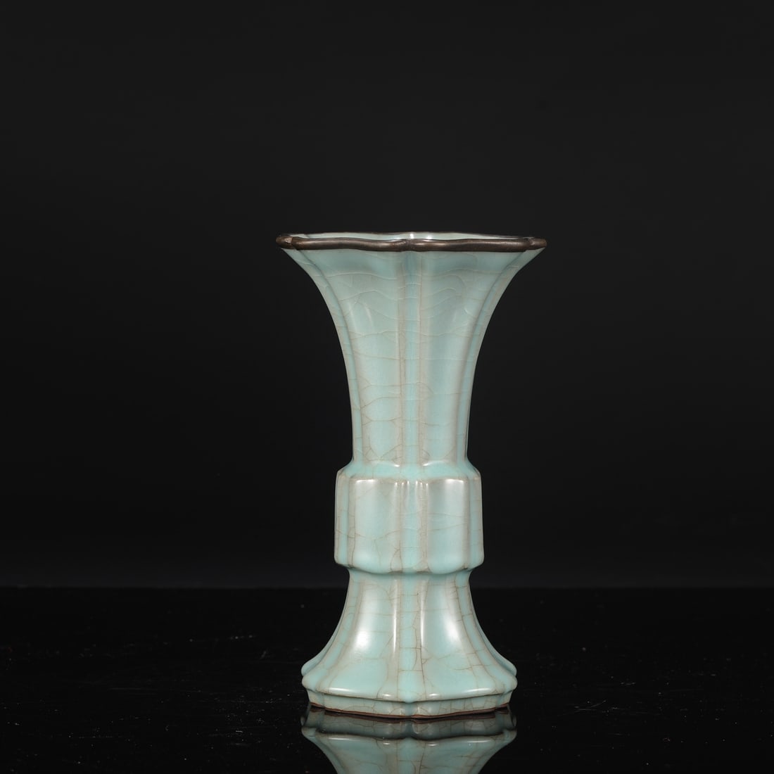 A Southern Song Dynasty official kiln celadon glaze with a silver-inlaid floral design and an: Dimensions: Height 23 cm, Mouth Diameter 14 cm, Belly Diameter 7.5 cm.