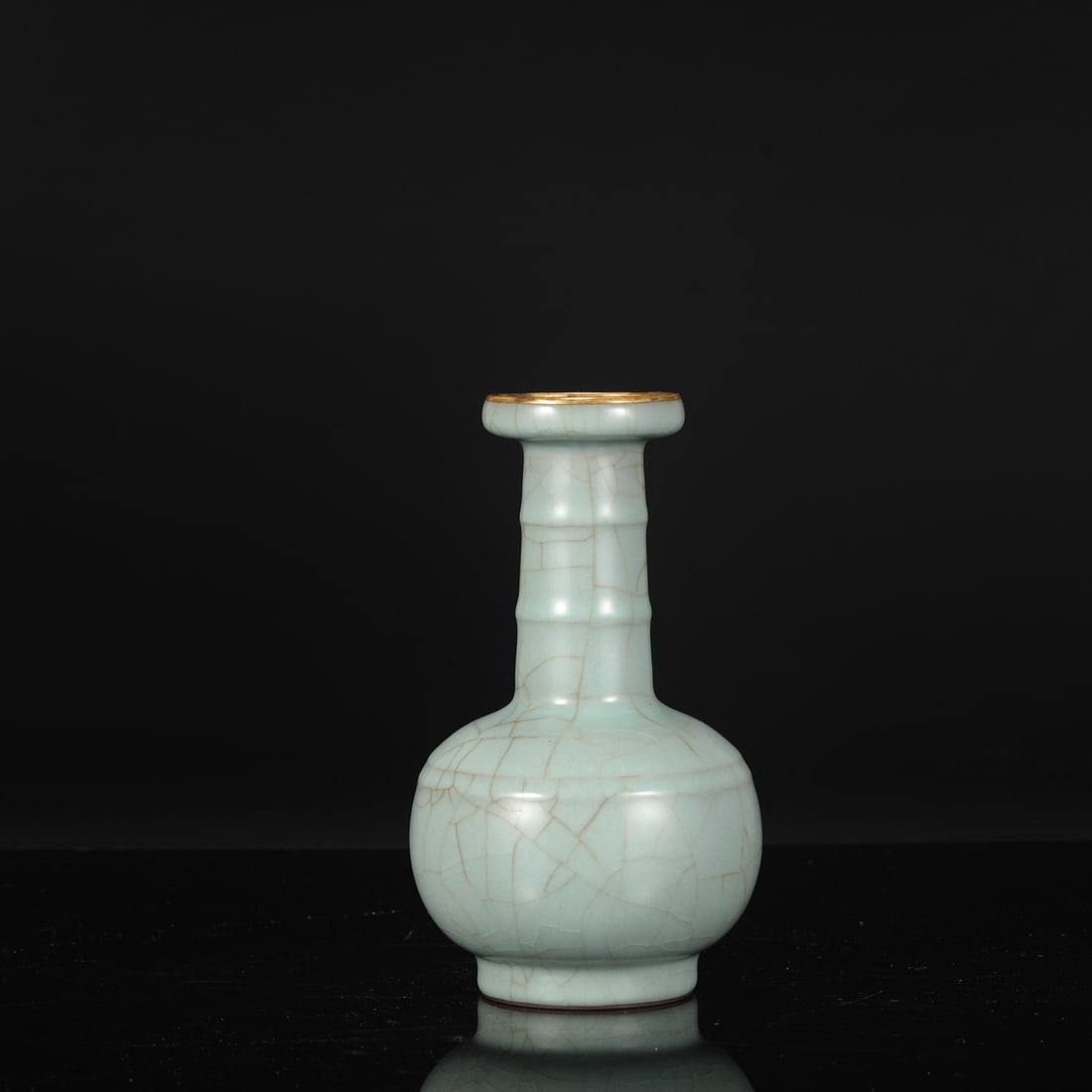 A Southern Song Dynasty official kiln celadon vase with gold-inlaid string pattern, formerly in the: Dimensions: Height 21 cm, Mouth diameter 7 cm, Belly diameter 11.5 cm.
