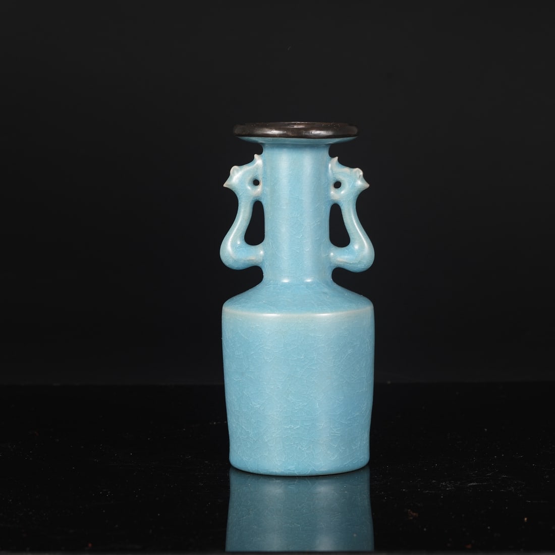 A Northern Song Dynasty Ru ware sky-blue glazed vase with ice-crack pattern and inlaid silver: Dimensions: Height 22 cm, Mouth diameter 8 cm, Belly diameter 9.5 cm.