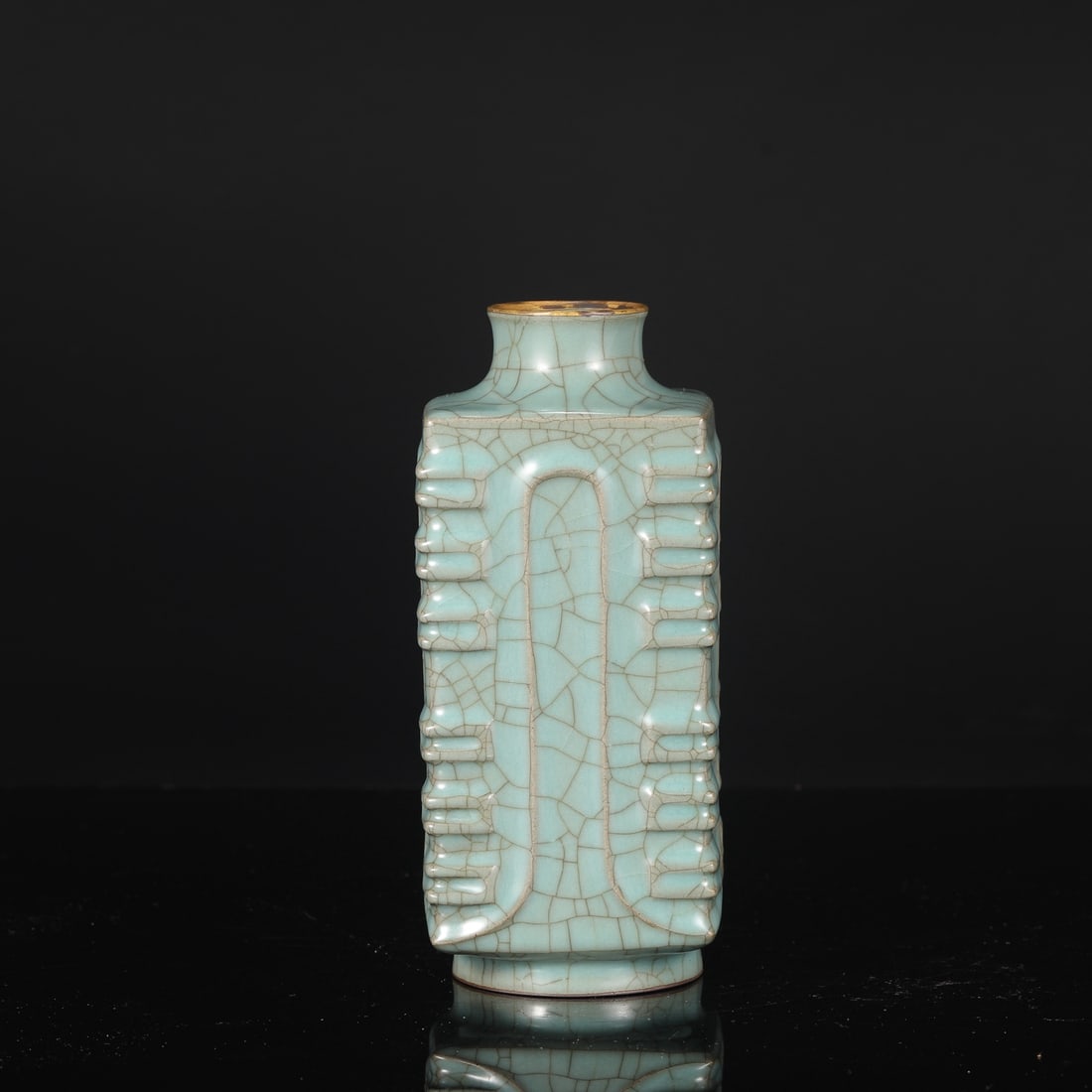A large celadon-glazed cong-shaped vase with a gold-rimmed handle, formerly from the Southern Song: Dimensions: Height 22.5 cm, Mouth Diameter 5 cm, Belly Diameter 9.5 cm.
