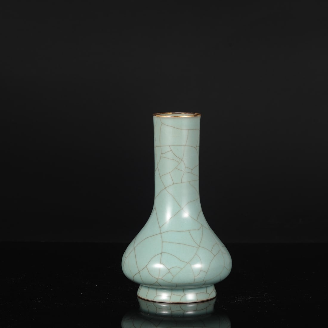 A Southern Song Dynasty official kiln celadon cylindrical vase with gold-inlaid string pattern, from: Dimensions: Height 23 cm, Mouth diameter 6 cm, Belly diameter 13 cm.