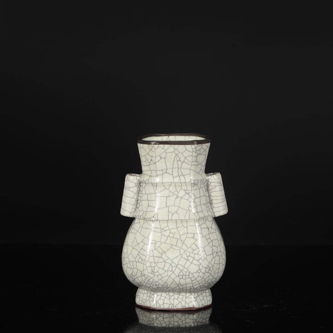 A Northern Song Dynasty Ge ware vase with a grayish-blue glaze and silver inlay, featuring an: Dimensions: Height 21 cm, Mouth diameter 9 cm, Belly diameter 12 cm.