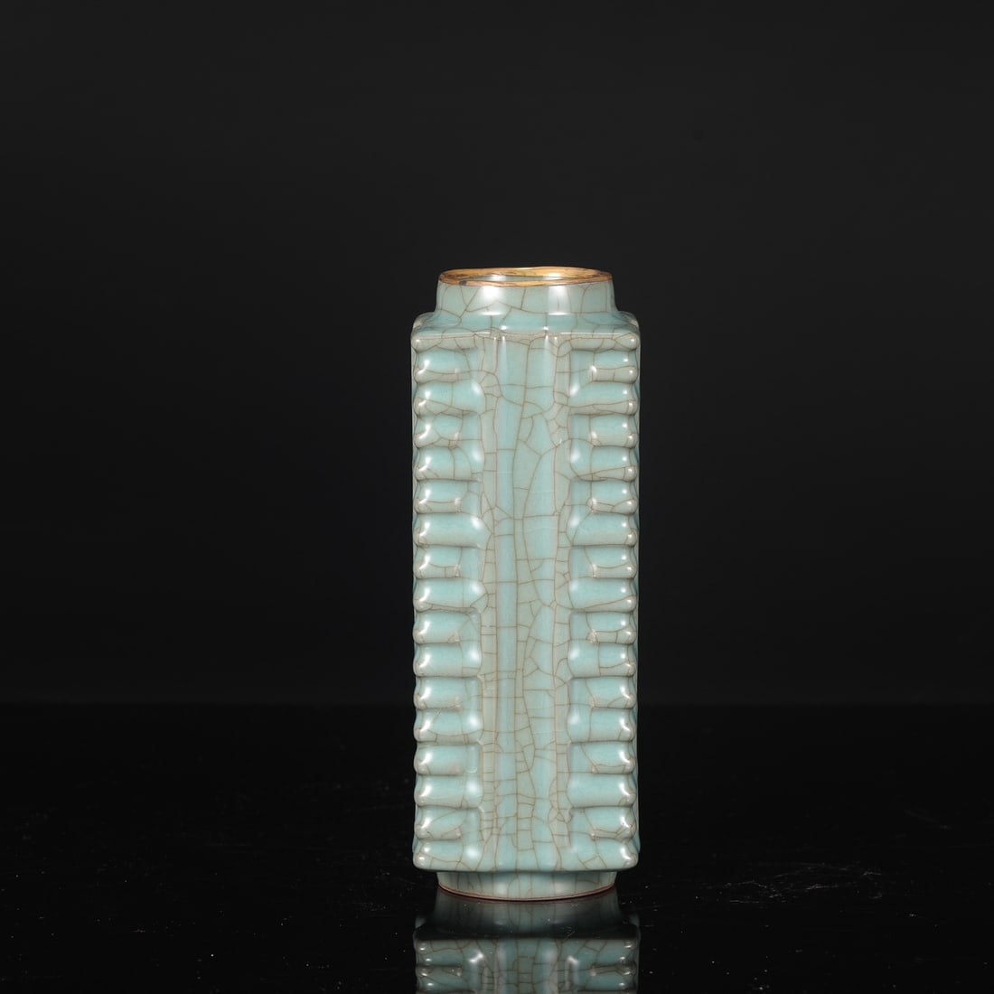 A large cong-shaped vase with celadon glaze and gold-rimmed handle from the Southern Song Dynasty: Dimensions: Height 22.5 cm, Mouth diameter 6 cm, Belly diameter 8 cm.