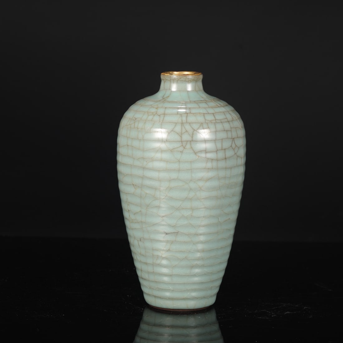 A large Southern Song Dynasty official kiln celadon-glazed plum vase with gold-inlaid string: Dimensions: Height 24.5 cm, Mouth diameter 4 cm, Belly diameter 13 cm.