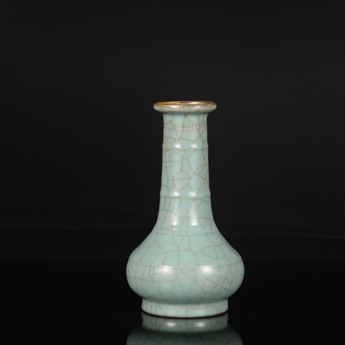A Southern Song Dynasty official kiln celadon vase with gold-inlaid rim and large string pattern,: Dimensions: Height 25 cm, Mouth diameter 7.5 cm, Belly diameter 13.5 cm.