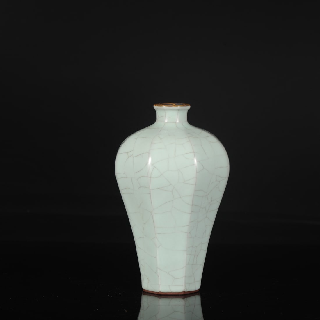 A large octagonal plum vase with celadon glaze and gold inlay, formerly from the Southern Song: Dimensions: Height 23.5 cm, Mouth diameter 4.5 cm, Belly diameter 13.5 cm.
