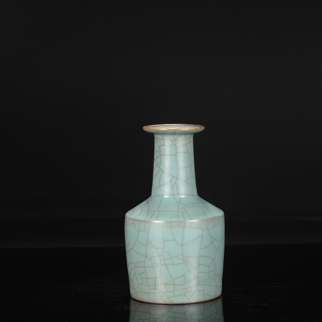 A Southern Song Dynasty official kiln celadon vase with gold-inlaid clasp, bearing the inscription: Dimensions: Height 22.5 cm, Mouth diameter 8 cm, Belly diameter 12 cm.
