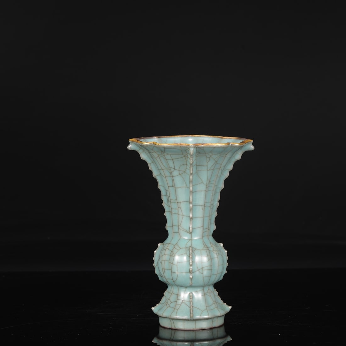 A Southern Song Dynasty official kiln celadon glaze piece with a gold-inlaid rim and a large floral: Dimensions: Height 22.5 cm, Mouth Diameter 15 cm, Belly Diameter 8 cm.