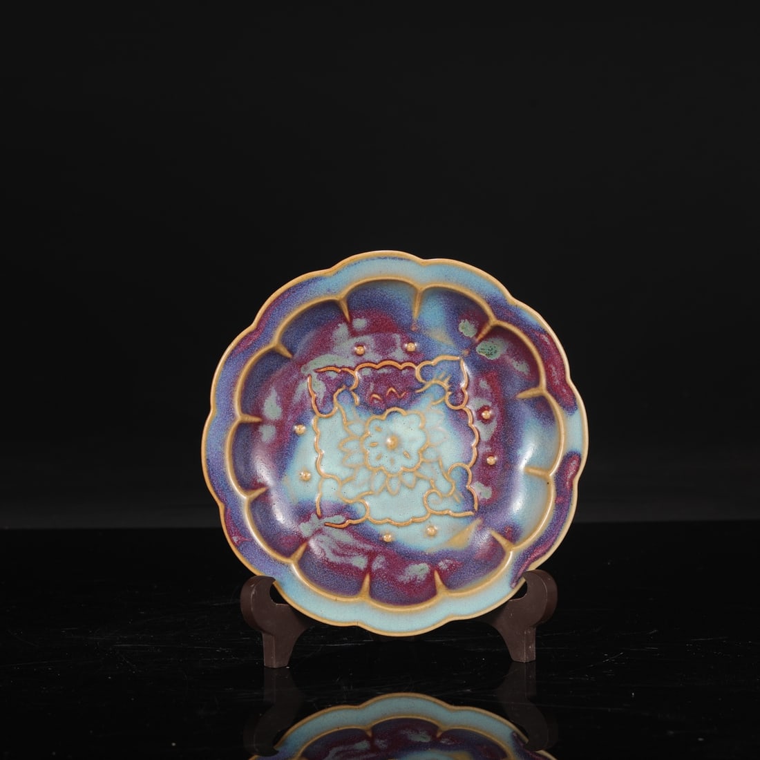 A large Northern Song Dynasty Jun ware dish with purplish-red spots and a folded rim, formerly in: Dimensions: Height 3 cm, Diameter 18 cm.