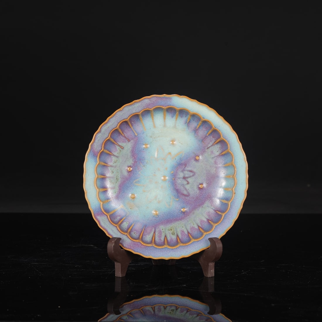 A large Northern Song Dynasty Jun ware dish with purplish-red spots and a folded rim, formerly in: Dimensions: Height 3 cm, Diameter 18 cm.
