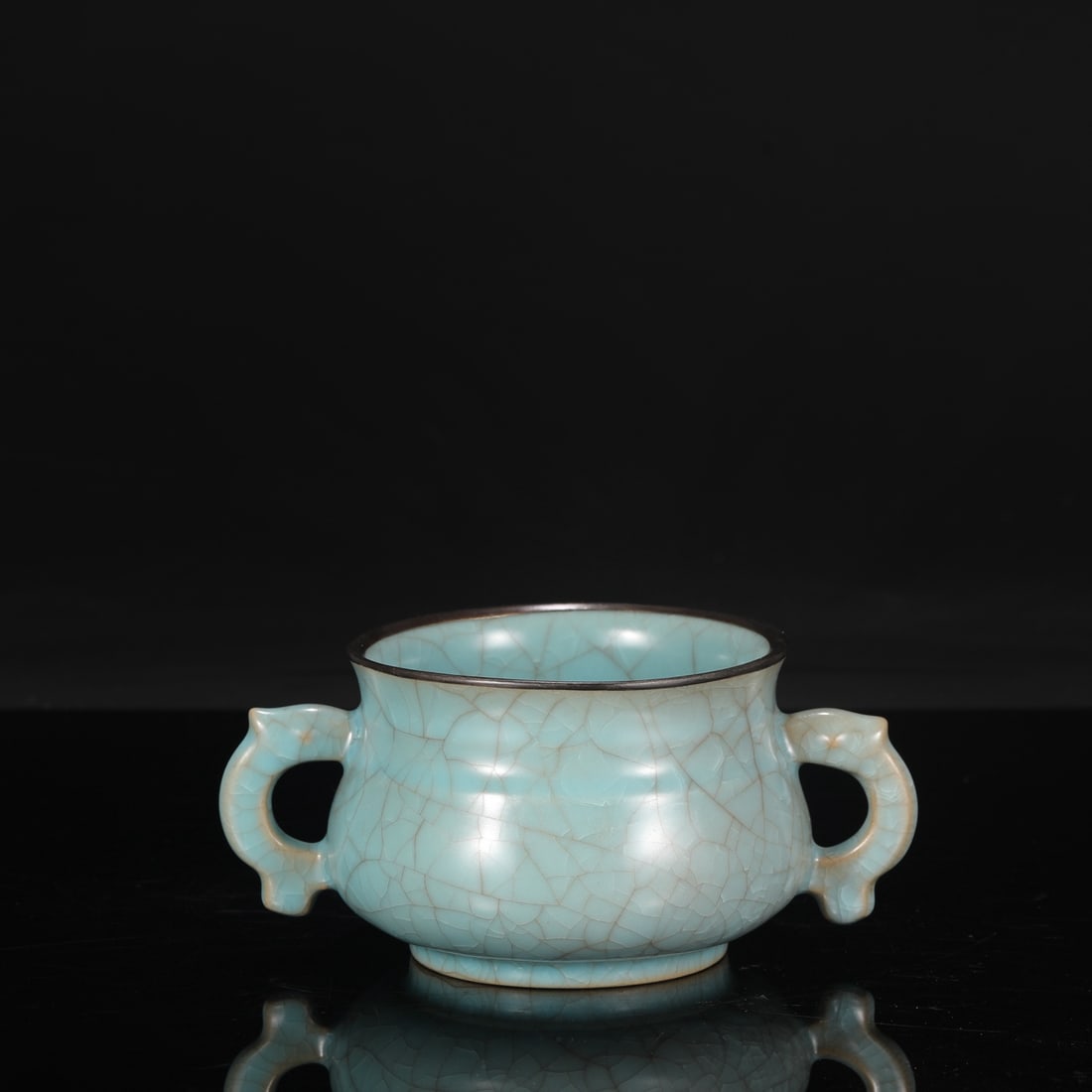 A large Ru ware incense burner with sky-blue glaze, ice-crack pattern, and inlaid with silver clasps: Dimensions: Height 10 cm, Mouth diameter 13 cm, Belly diameter 15 cm.
