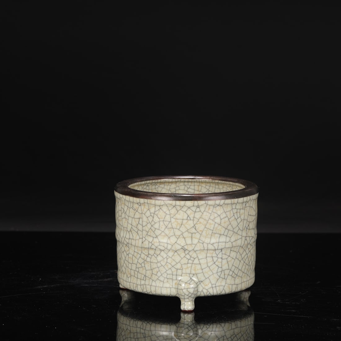 A Northern Song Dynasty Ge ware celadon-glazed tripod incense burner with silver-inlaid string: Dimensions: Height 12 cm, Mouth Diameter 15 cm.