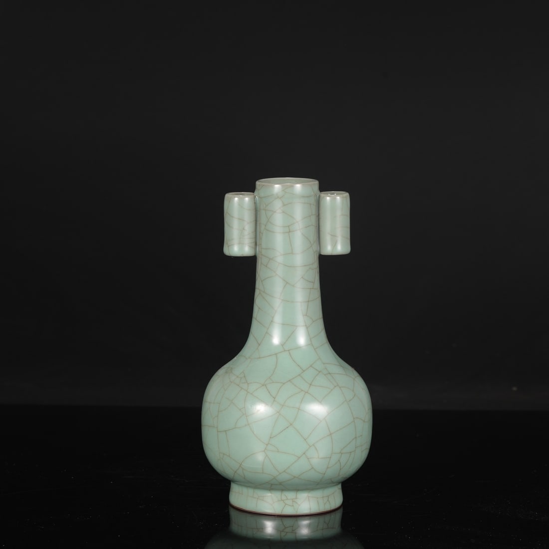 A Southern Song Dynasty official kiln celadon vase with pierced handles, inscribed by Emperor: Dimensions: Height 25.5 cm, Mouth diameter 4.5 cm, Belly diameter 12.5 cm.