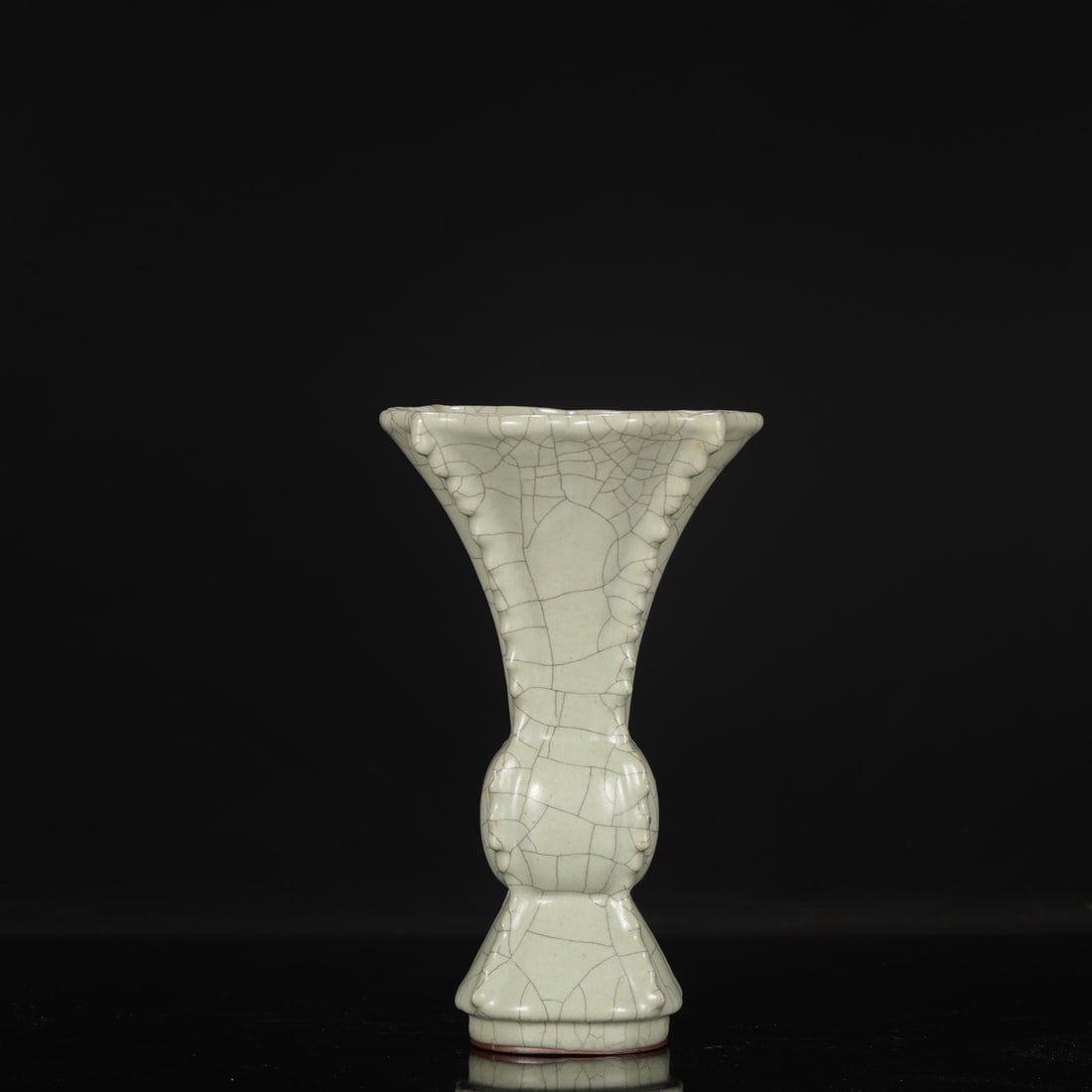 A Southern Song Dynasty official kiln gray-blue glazed large floral "Jingren Palace" solitary piece.: Dimensions: Height 23 cm, Mouth diameter 14 cm, Belly diameter 6 cm.