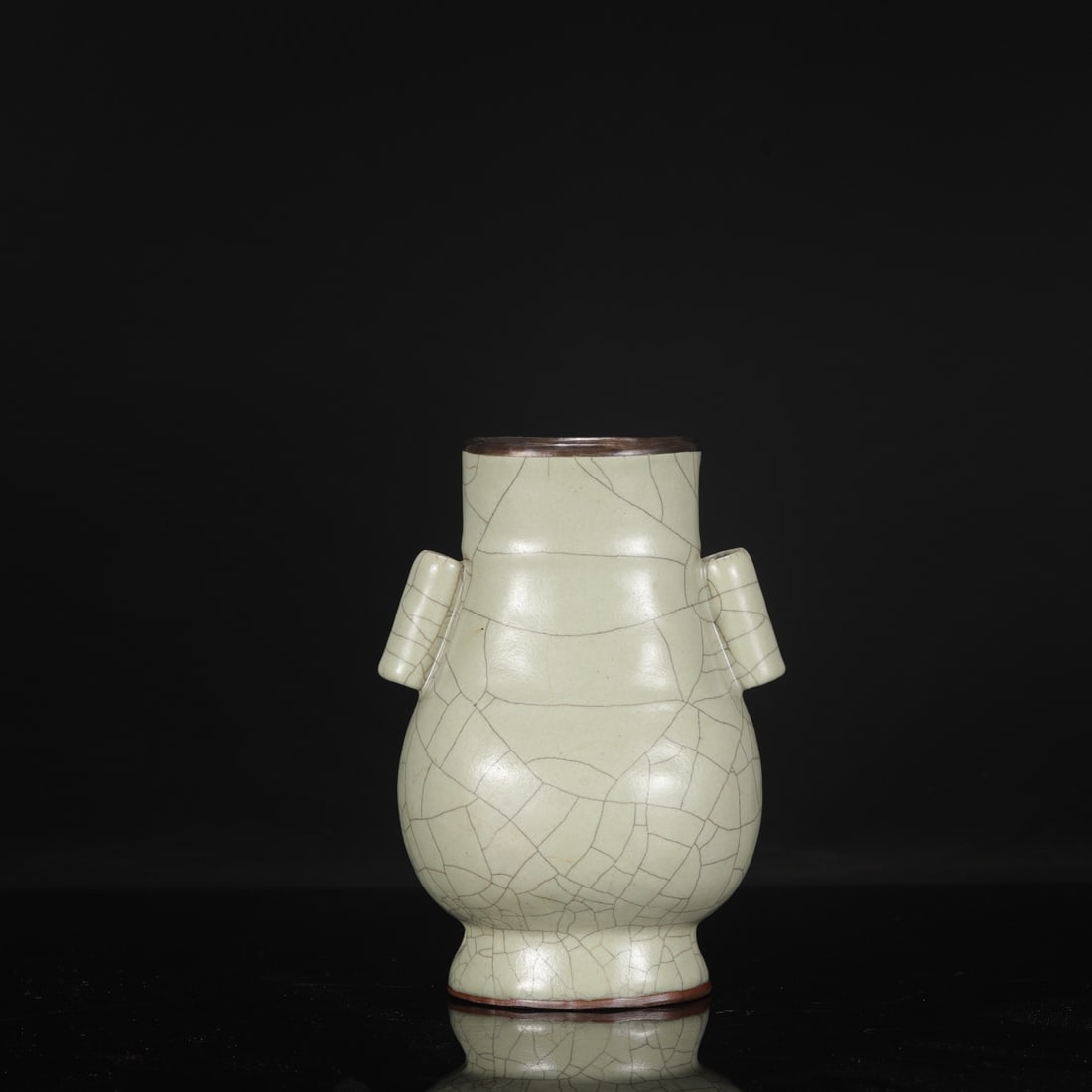 A Southern Song Dynasty official kiln celadon vase with silver-rimmed handles, formerly in the: Dimensions: Height 22 cm, Mouth diameter 9.5 cm, Belly diameter 13 cm.