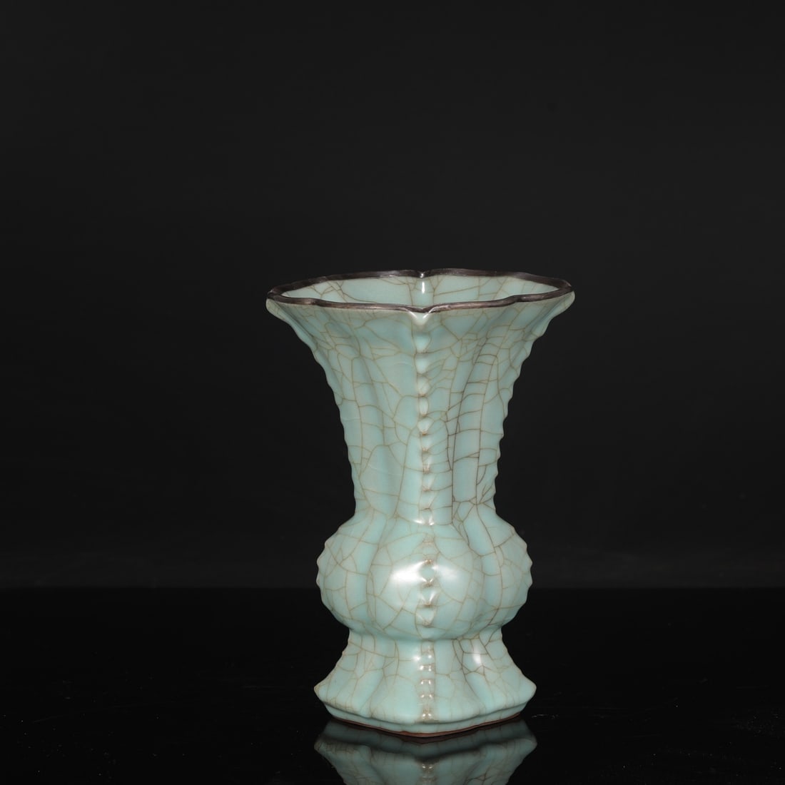 A Southern Song Dynasty official kiln celadon glaze with a silver-inlaid floral design and an: Dimensions: Height 24 cm, Mouth Diameter 15.5 cm, Belly Diameter 9.5 cm.