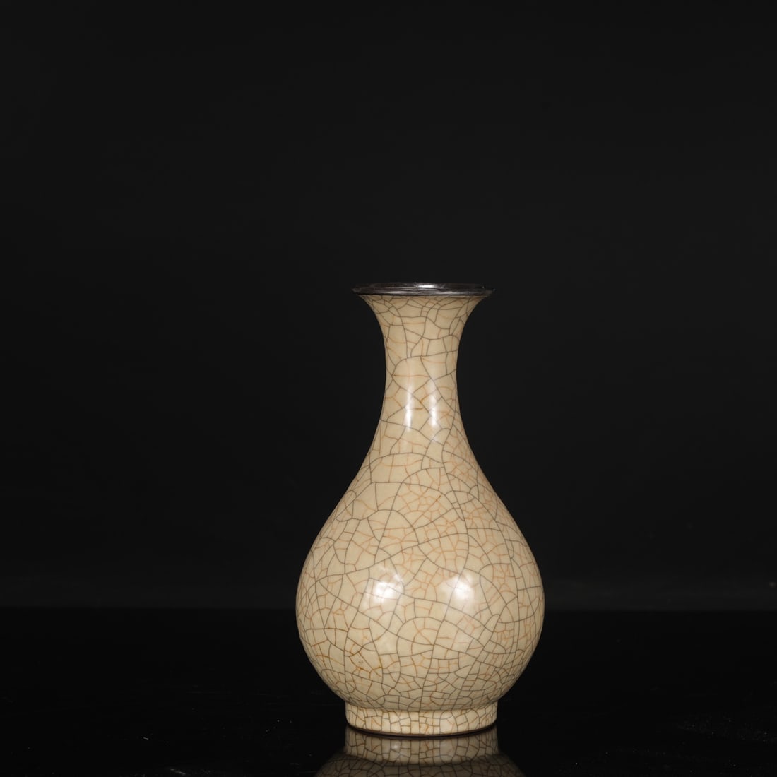 A large Northern Song Dynasty Ge ware vase with a beige glaze and silver rim, from a collection,: Dimensions: Height 23.5 cm, Mouth Diameter 7.5 cm, Belly Diameter 13 cm.