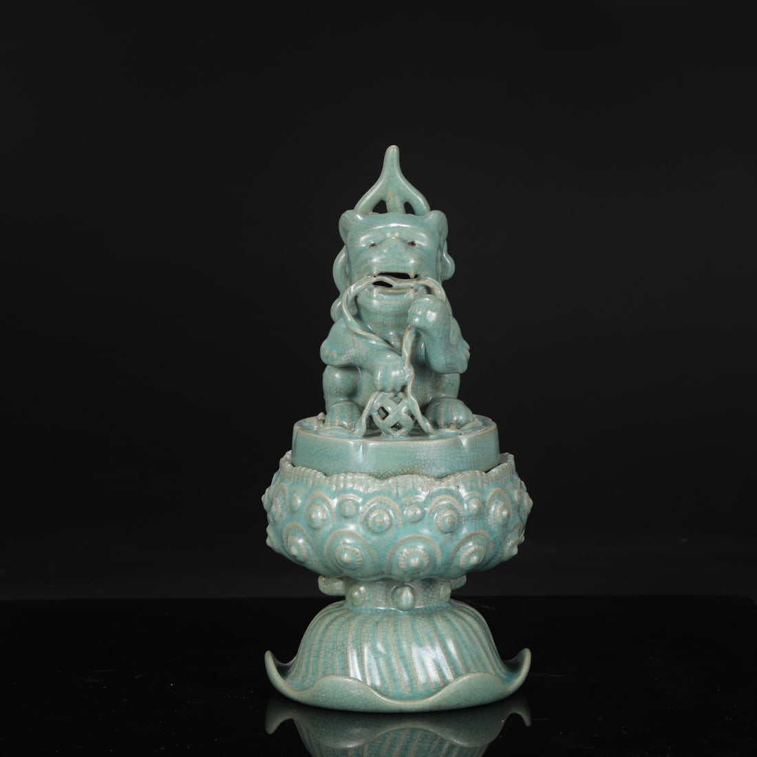 A large incense burner with a celadon glaze and lion-shaped lid, formerly from the Northern Song: Dimensions: Height 36.5 cm, Mouth diameter 13 cm, Belly diameter 18.5 cm.