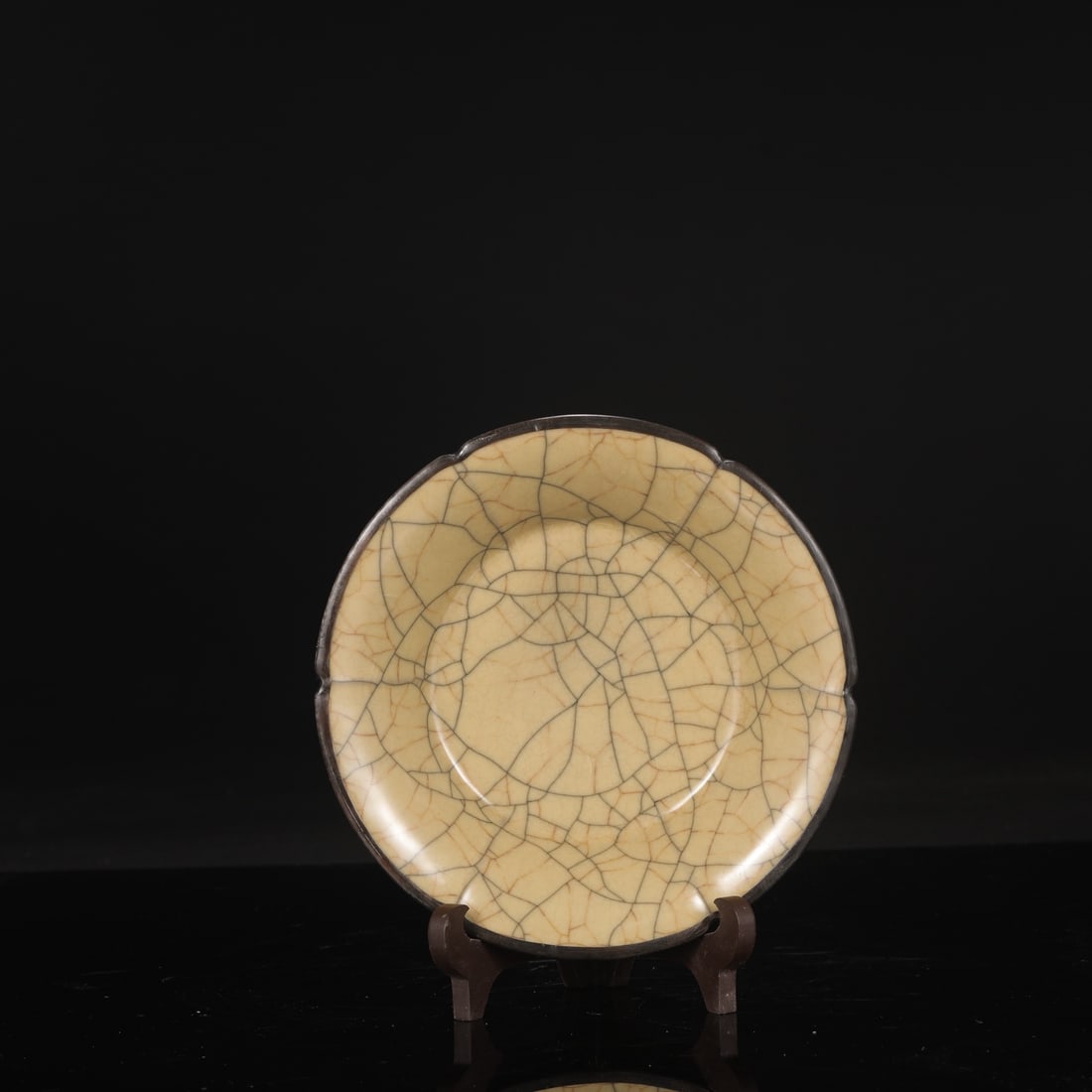 A large Northern Song Dynasty Ge ware dish with a beige glaze, inlaid with silver clasps and a: Dimensions: Height 5 cm, Diameter 20 cm.