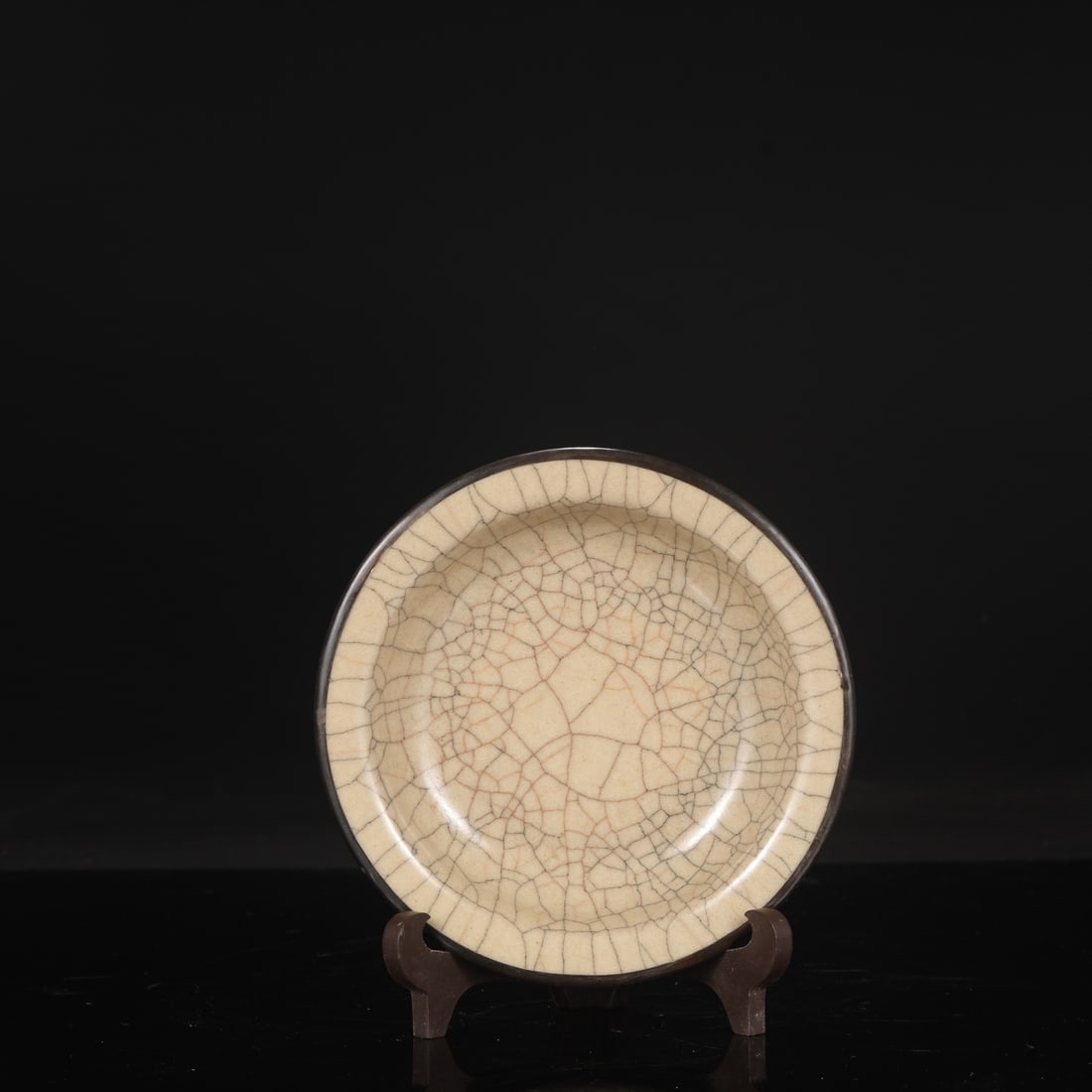 A large Northern Song Dynasty Ge ware dish with a beige glaze, inlaid with silver rim and bearing an: Dimensions: Height 4.5 cm, Diameter 18.5 cm.