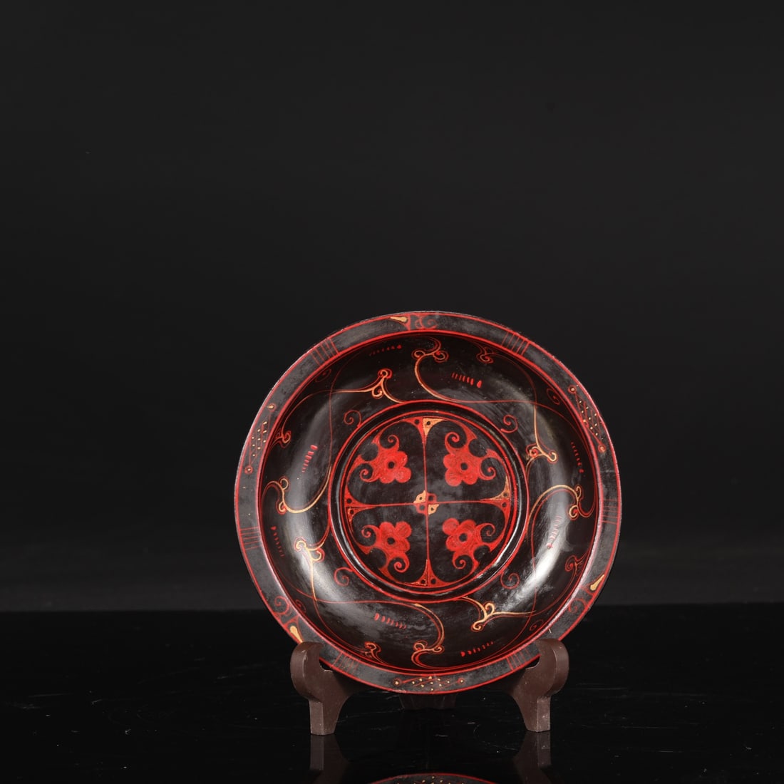 Large Han Dynasty lacquerware plate with gold thread inscription, formerly in the collection.: Dimensions: Height 3.5 cm, Diameter 18 cm.
