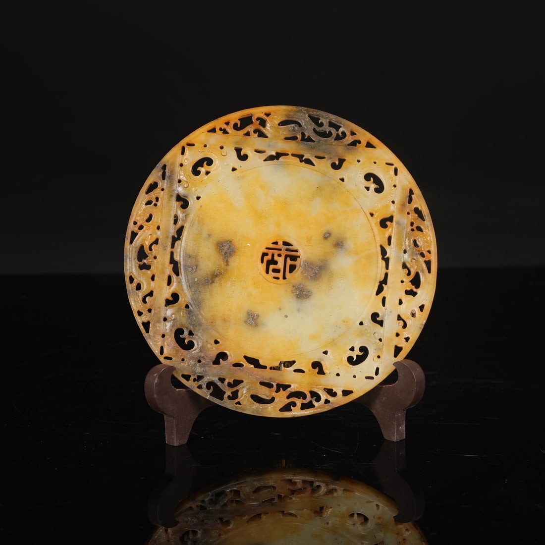 A large jade disc from the Han Dynasty, formerly in the collection of the Chang Le Palace, with: Dimensions: Diameter 16.5 cm.