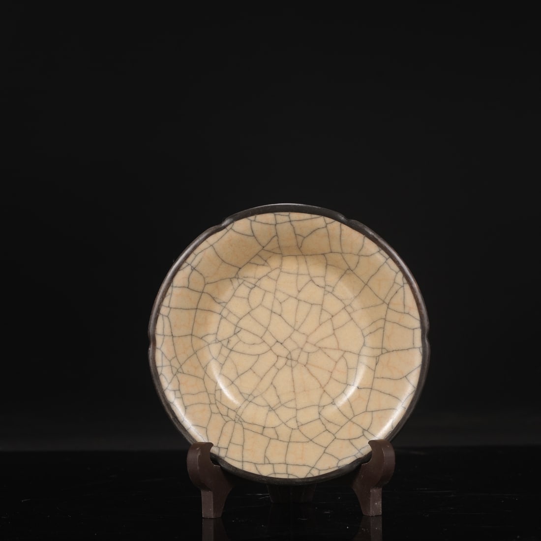 A large Northern Song Dynasty Ge ware dish with a beige glaze, inlaid with silver clasps and a: Dimensions: Height 5 cm, Diameter 16 cm.