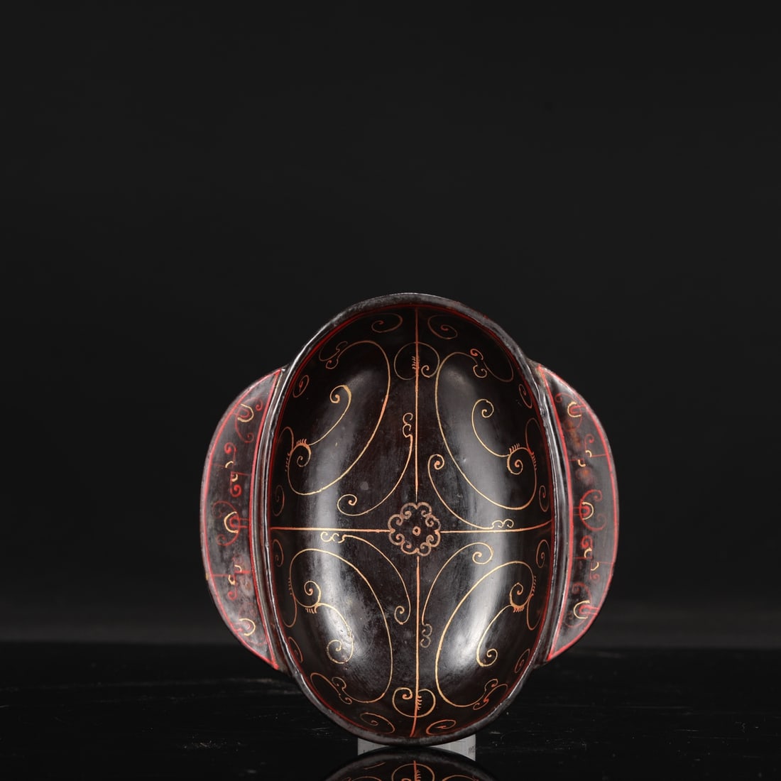 The dimensions of the Han Dynasty lacquerware cup with a linen body and gold thread pattern,: Dimensions: Height 5.5 cm, Length 15.5 cm, Width 15 cm.
