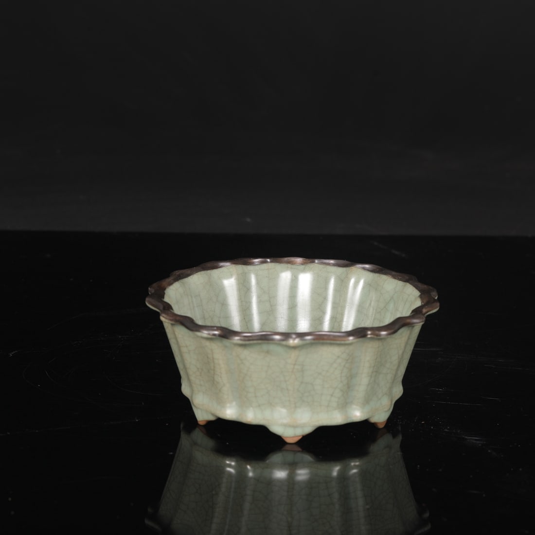 A Southern Song Dynasty official kiln celadon-glazed melon-shaped, deep-bodied, three-legged washer (1 of 8)