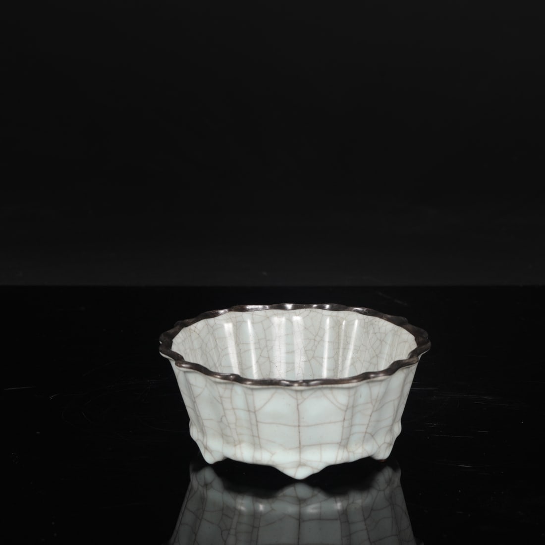 A Southern Song Dynasty official kiln celadon washer with silver clasps and melon-shaped legs, from: Dimensions: Height 7.5 cm, Diameter 17.5 cm.