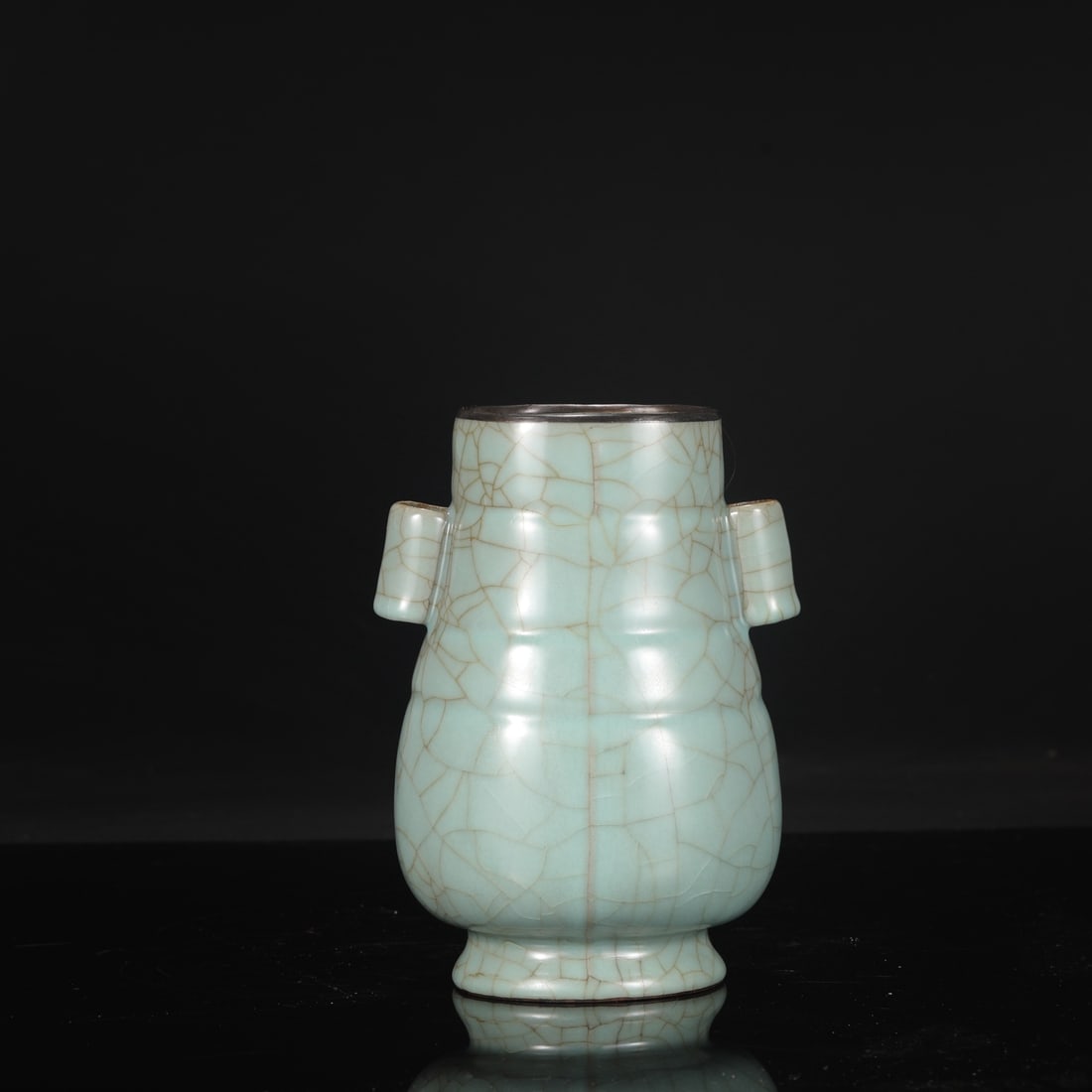 A Southern Song Dynasty official kiln celadon vase with silver-rimmed handles, bearing an: Dimensions: Height 21 cm, Mouth diameter 9 cm, Belly diameter 13.5 cm.