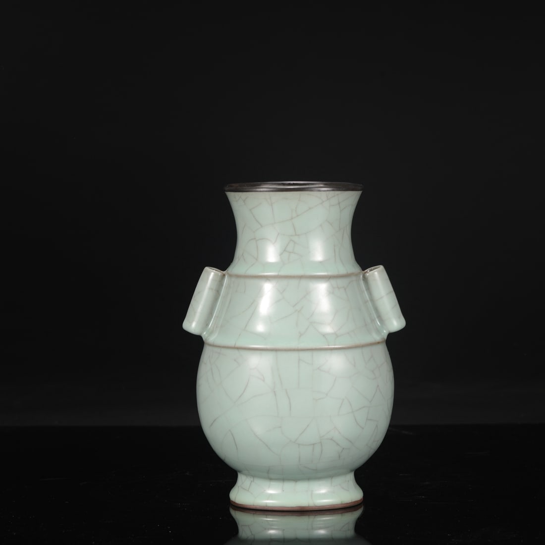 A Southern Song Dynasty official kiln celadon vase with silver-rimmed handles, bearing an: Dimensions: Height 23.5 cm, Mouth diameter 10 cm, Belly diameter 13 cm.