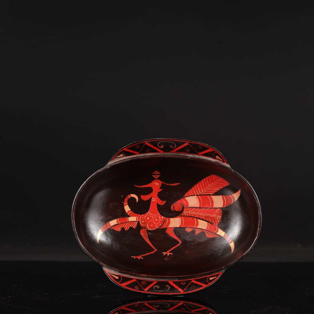 The dimensions of the Han Dynasty lacquerware phoenix-patterned ear cup with a hemp cloth body: Dimensions: Height 5 cm, Length 22 cm, Width 18.5 cm.