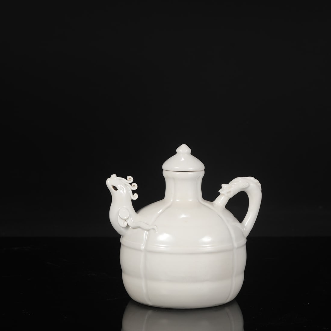 A large Ming Dynasty Yongle period sweet-white glazed ewer with a phoenix head and dragon handle.: Dimensions: Height 18.5 cm, Mouth diameter 4.5 cm, Belly diameter 14 cm.