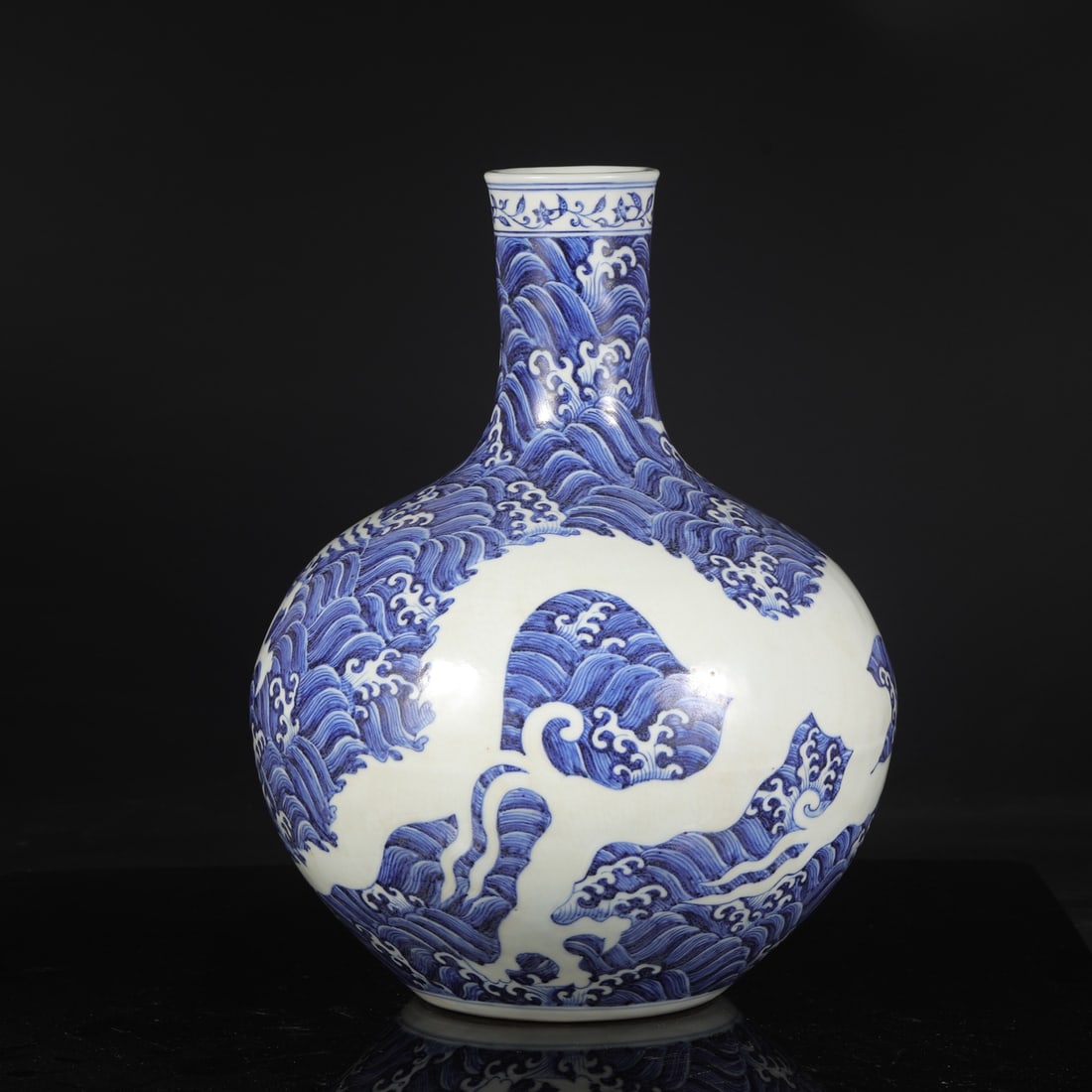 A large blue-and-white porcelain vase from the Yongle period of the Ming dynasty, decorated with (1 of 8)
