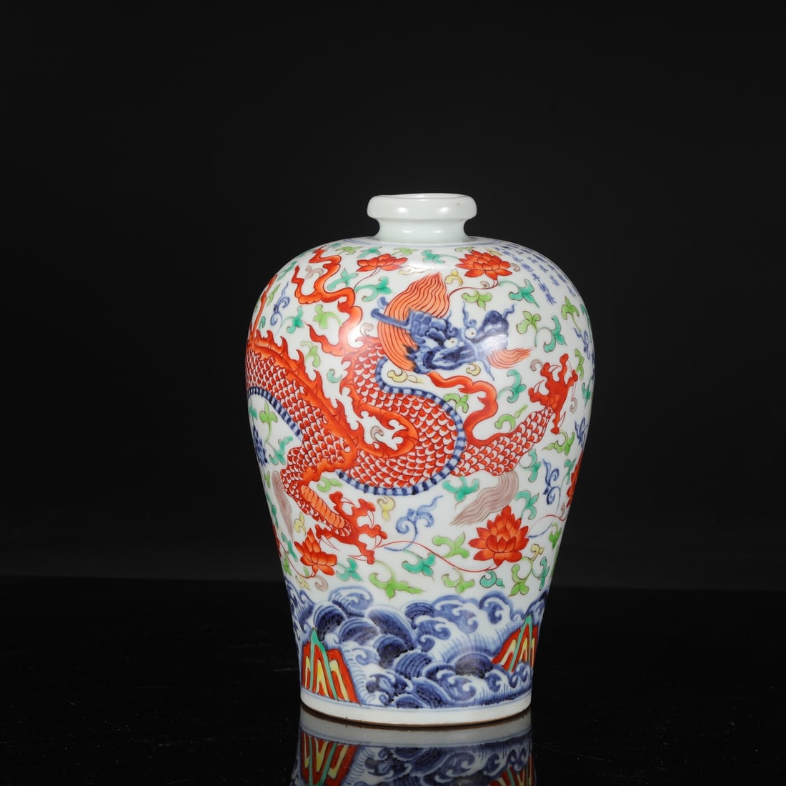 A large Ming Dynasty Yongle period blue and white porcelain vase with polychrome dragon scroll: Dimensions: Height 30.5 cm, Mouth diameter 6 cm, Belly diameter 19 cm.