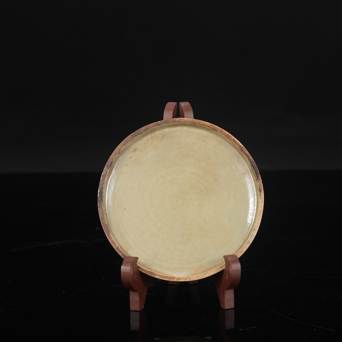 A Tang Dynasty Yue ware celadon box with a silver clasp, formerly from the collection, bearing the: Height: 4 cm, Diameter: 12 cm
