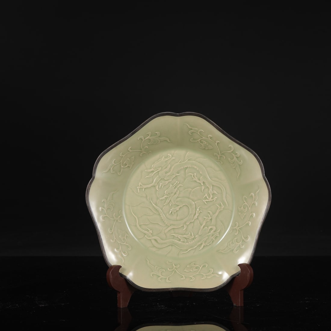 A large, celadon-glazed dish-washer from the Yue ware period of the Tang Dynasty, rimmed with silver: Height: 5.5 cm, Diameter: 25 cm