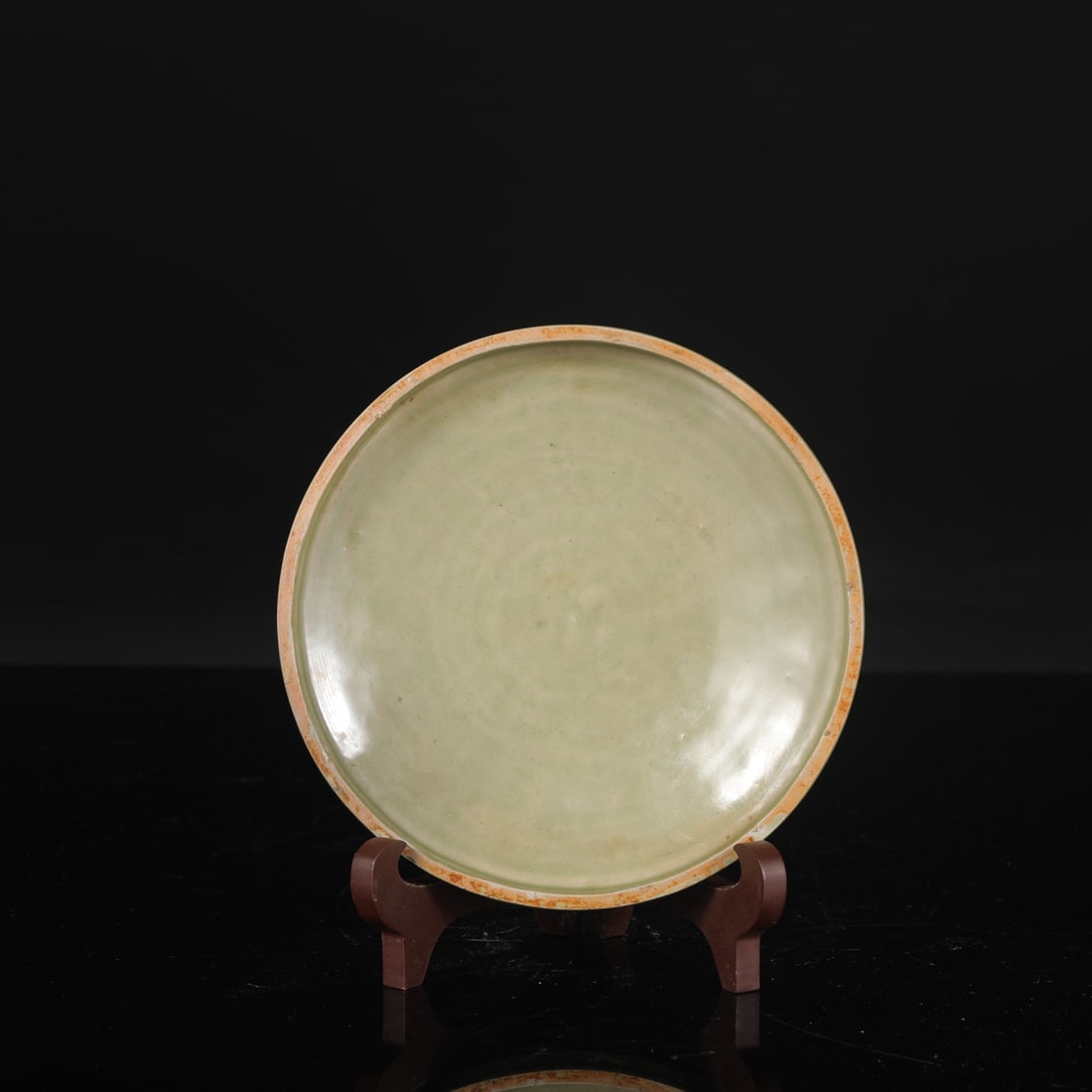 A large covered box, formerly from the collection, made of Yue ware celadon with a silver rim and: Height: 6.5 cm, Diameter: 15 cm