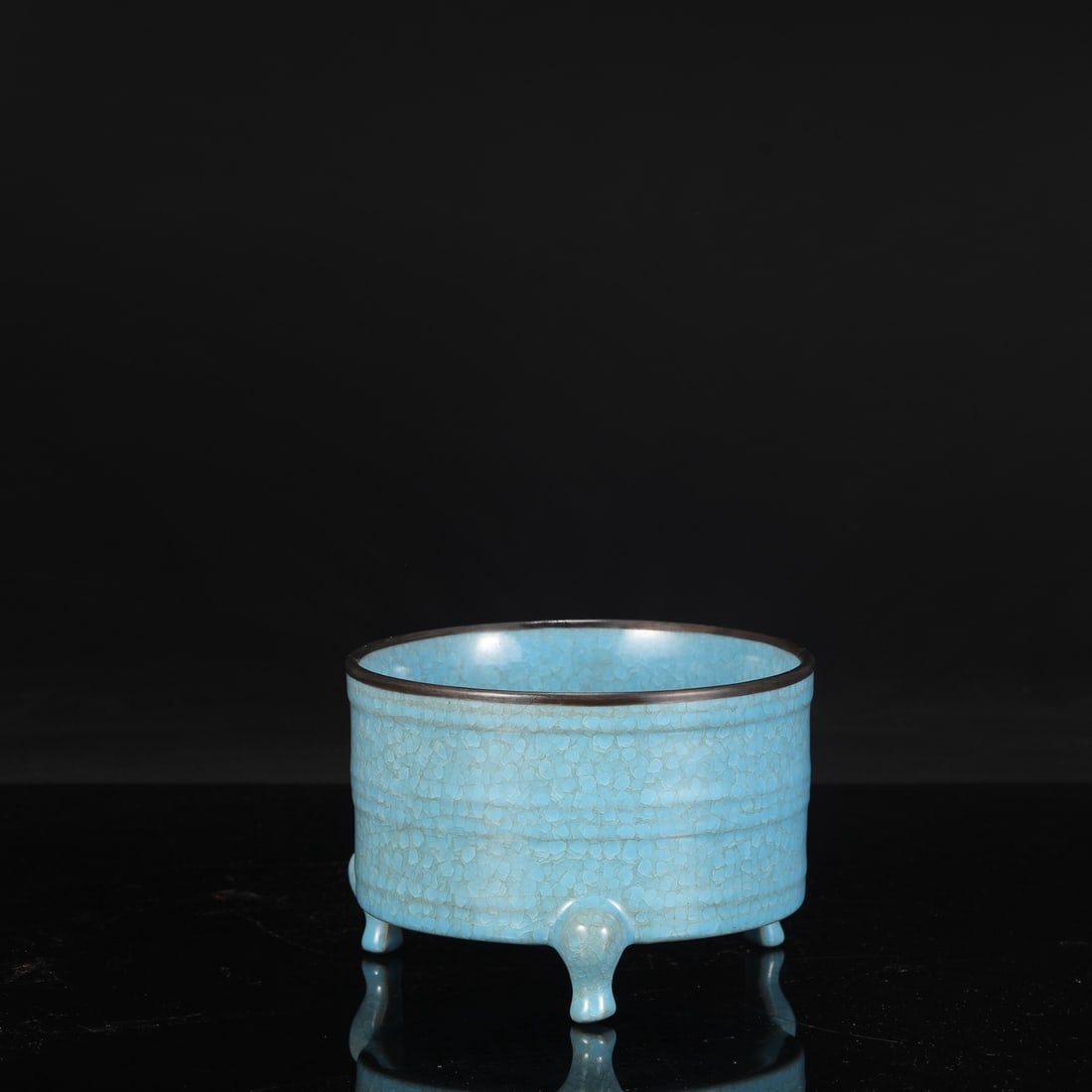 A Northern Song Dynasty Ru ware sky-blue glazed, ice-crack pattern, silver-rimmed, three-legged: Height: 12.5 cm, Mouth diameter: 18 cm