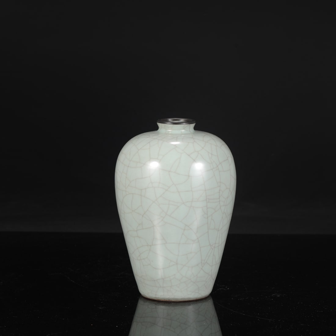 A large Southern Song Dynasty official kiln celadon plum vase with a silver rim, inscribed with an: Height: 20.5 cm, Mouth diameter: 4 cm, Belly diameter: 13.5 cm