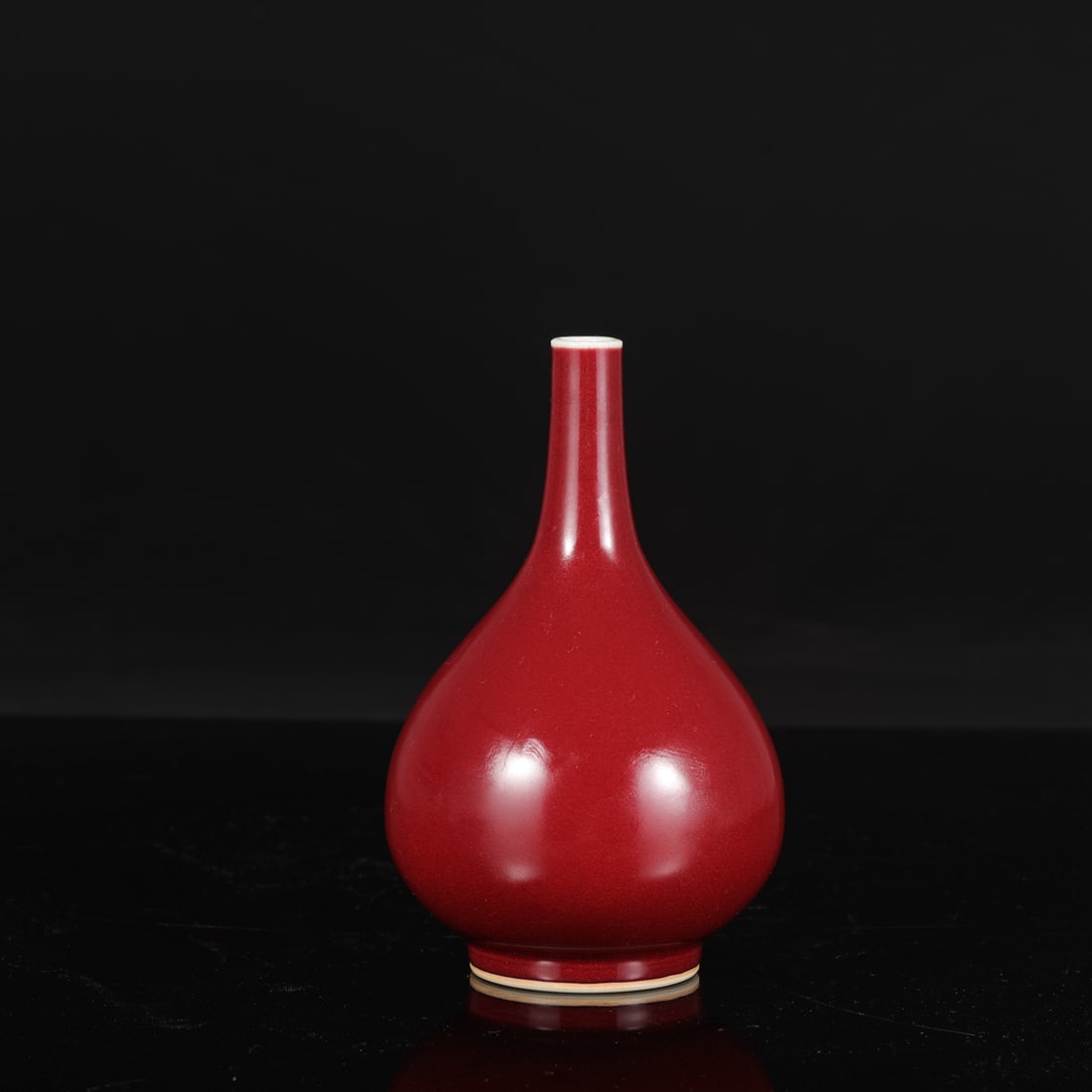 A Ming Dynasty Yongle period gem-red glazed gall-shaped vase from a collection.: Height: 18.5 cm, Mouth diameter: 2 cm, Belly diameter: 11 cm