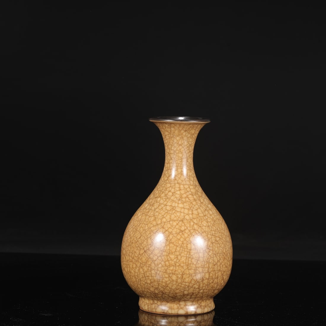 A large Southern Song Dynasty official kiln vase with a beige glaze, ice-crack pattern, and silver: Height: 23 cm, Mouth Diameter: 7.5 cm