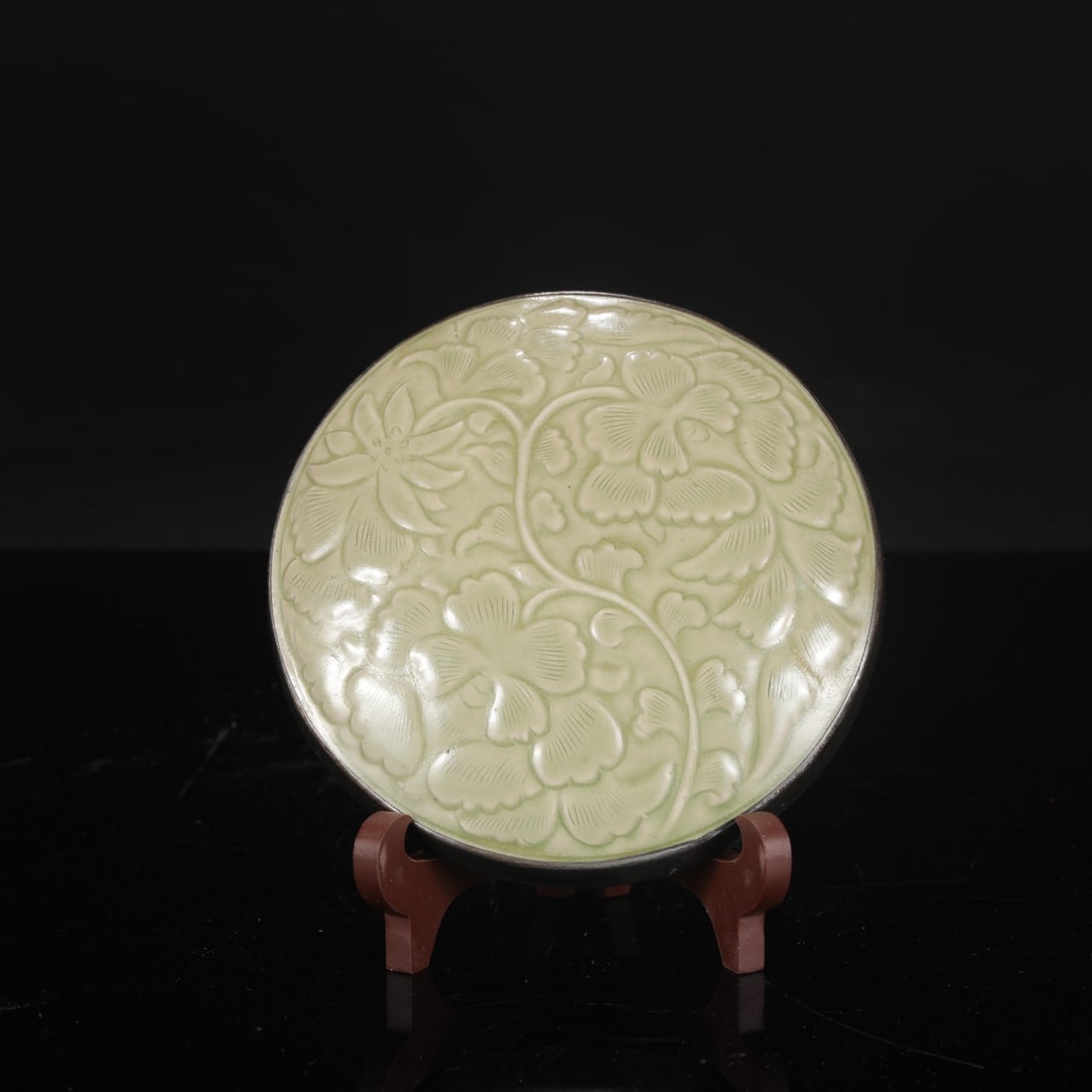 A large Tang Dynasty Yue ware celadon box with a silver clasp, formerly in the collection, bearing: Height: 6.5 cm, Mouth Diameter: 15 cm