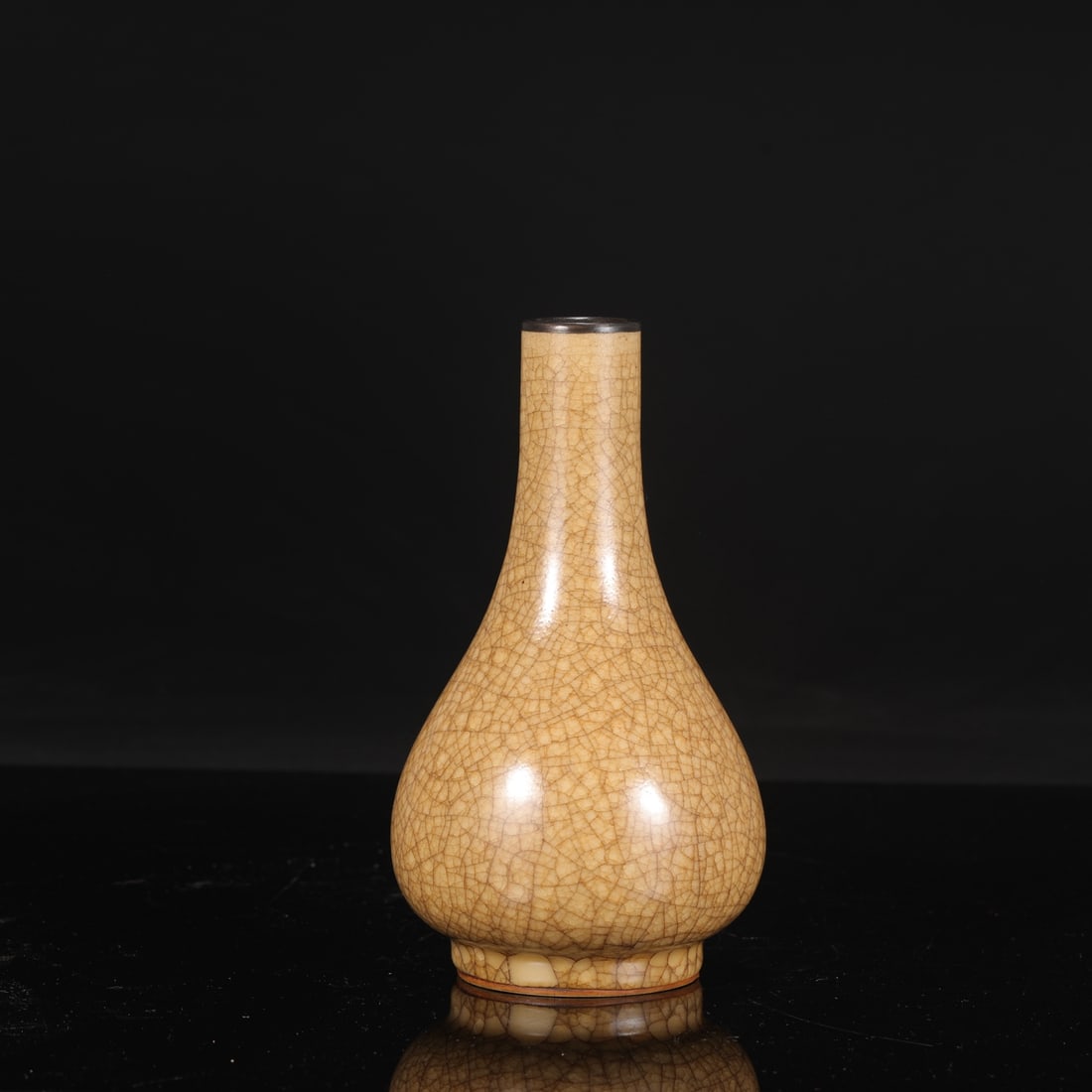 A Southern Song Dynasty official kiln celadon vase with a silver rim and inscription by Emperor: Height: 21.5 cm, Mouth diameter: 3.5 cm, Belly diameter: 11 cm