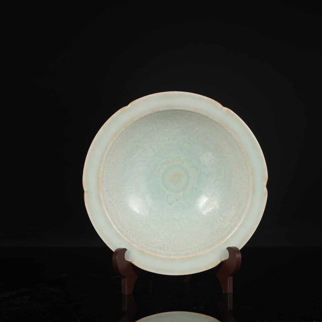 A large Southern Song Dynasty (1120-1230) celadon-glazed dish with carved pomegranate and children: Height: 6.5 cm, Diameter: 23.5 cm