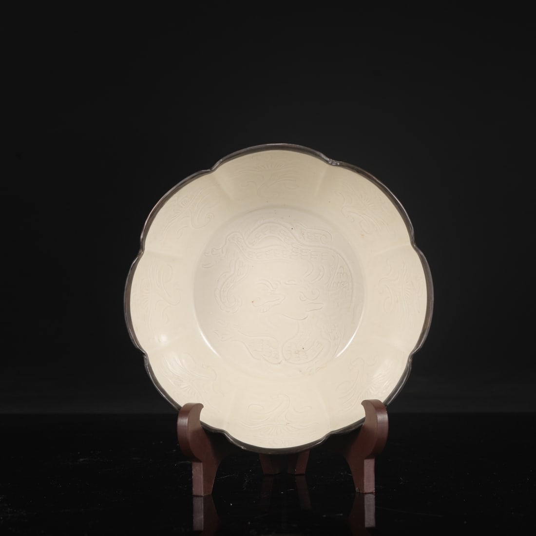 A large, deep-bodied bowl from the Northern Song Dynasty Ding ware, decorated with carved cloud and: Height: 7.5 cm, Diameter: 19 cm